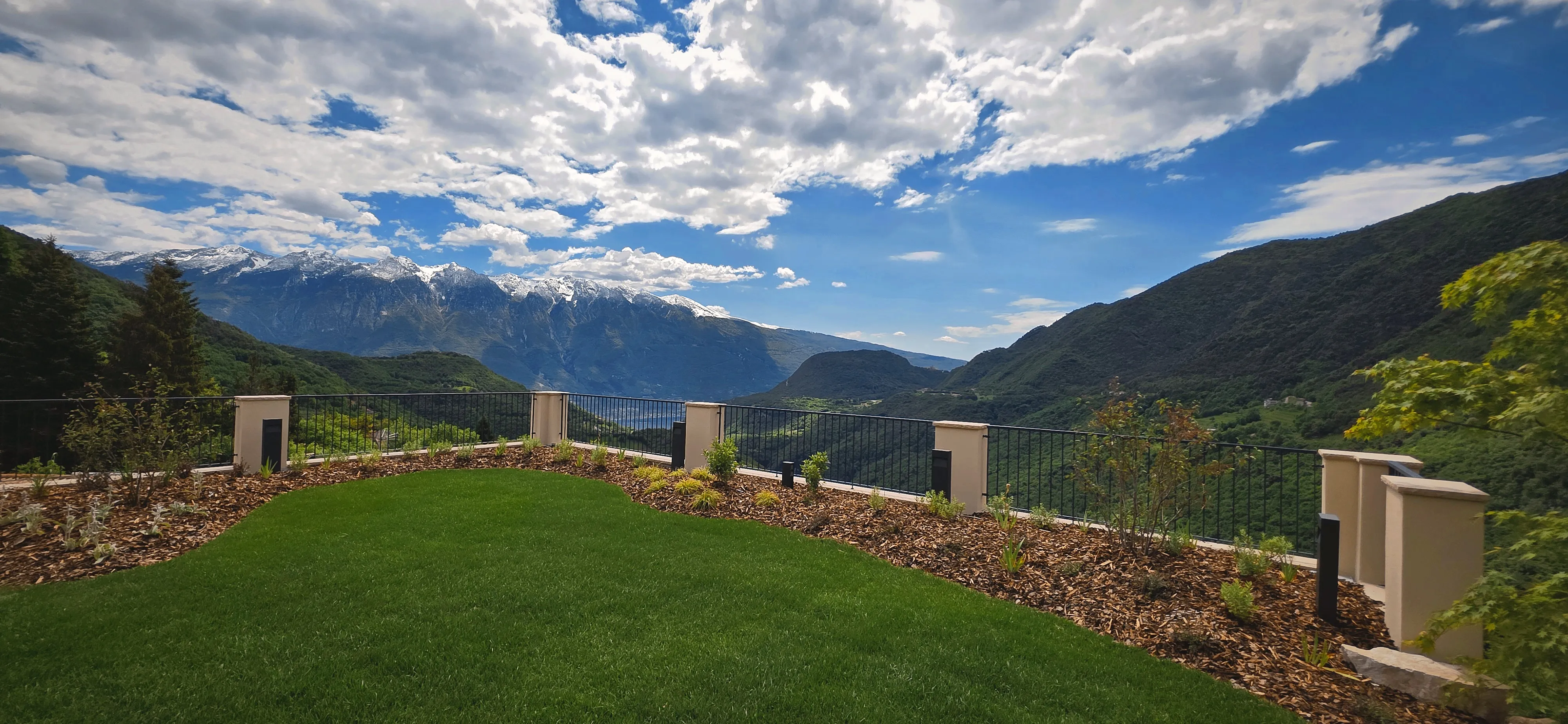 Garten mit Bergblick