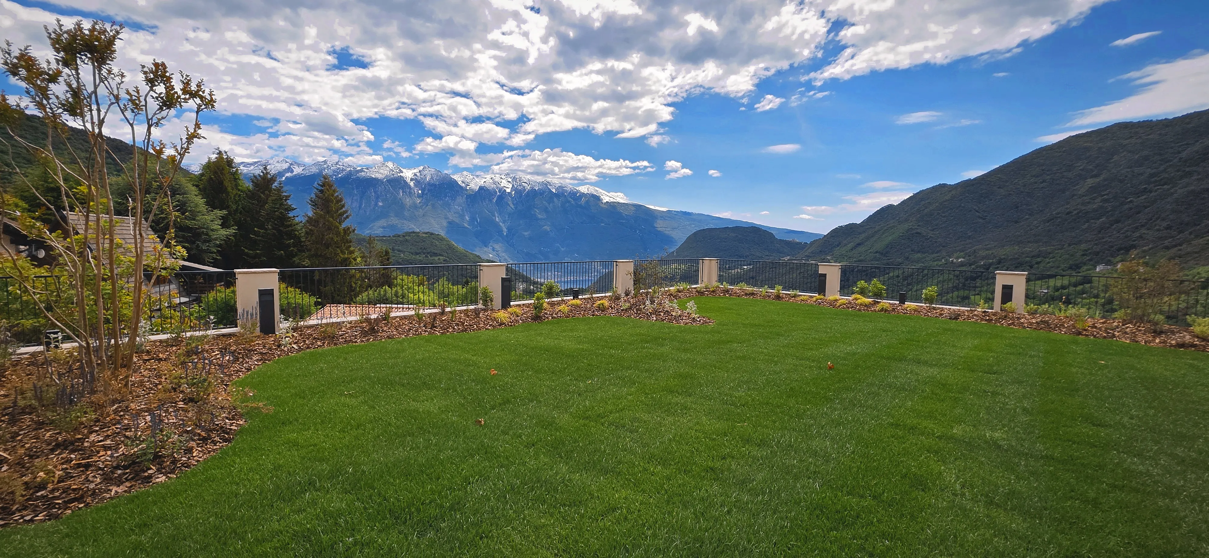 Mediterraner Garten mit Panoramablick