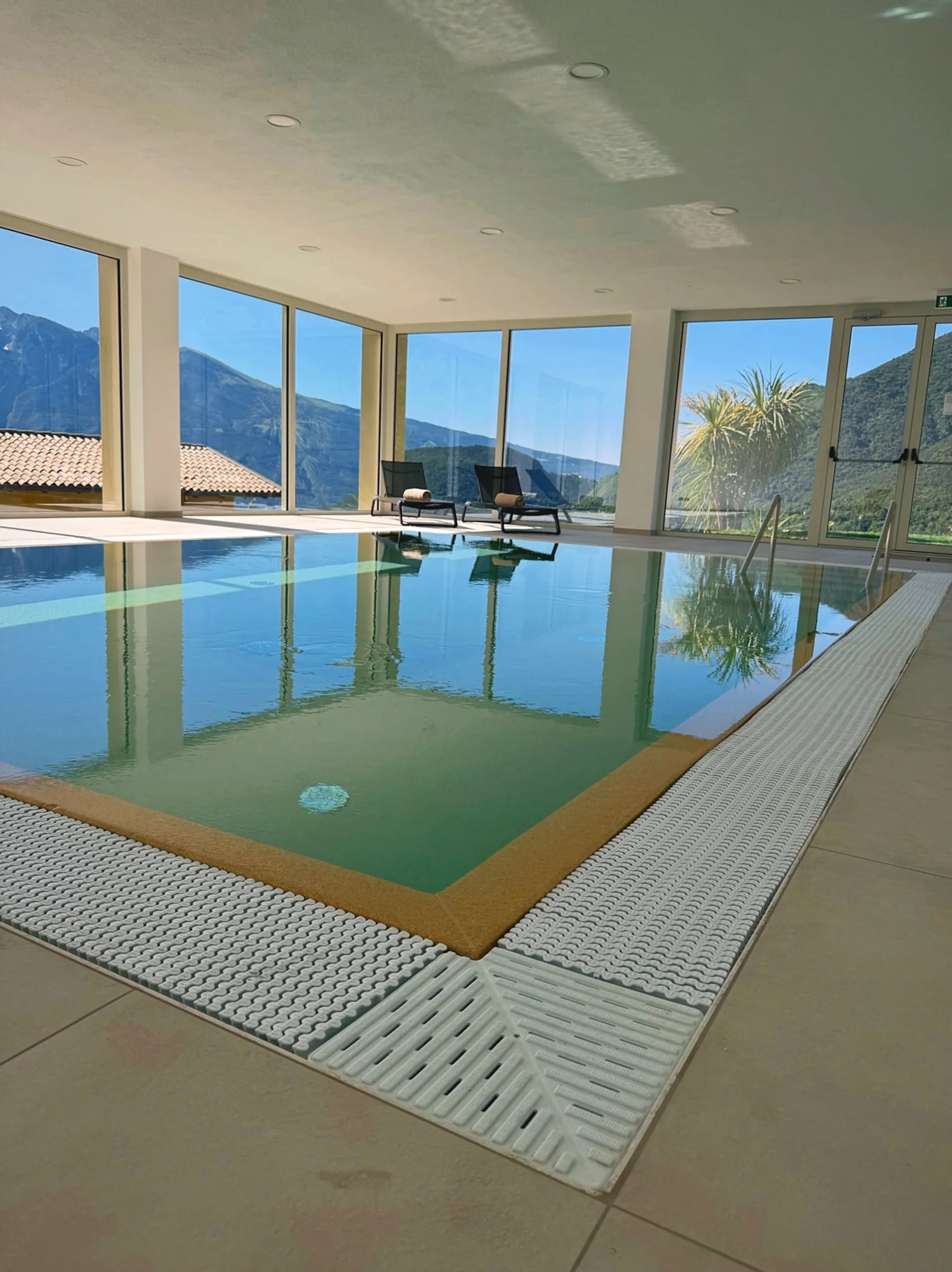 Indoor-Pool der Residence Sermerio mit Blick auf den Gardasee