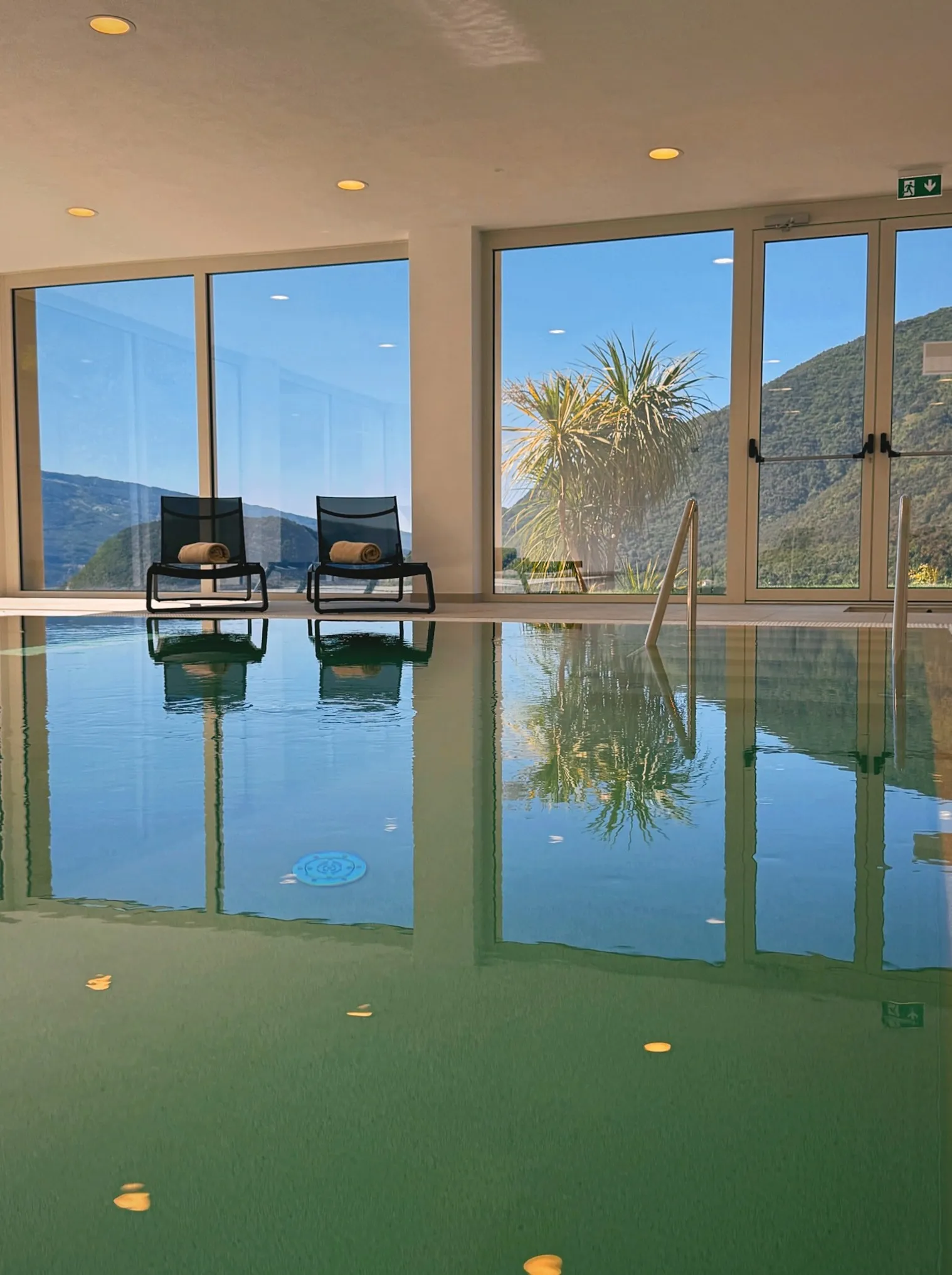 Liegebereich am Pool mit Spiegelung im Wasser