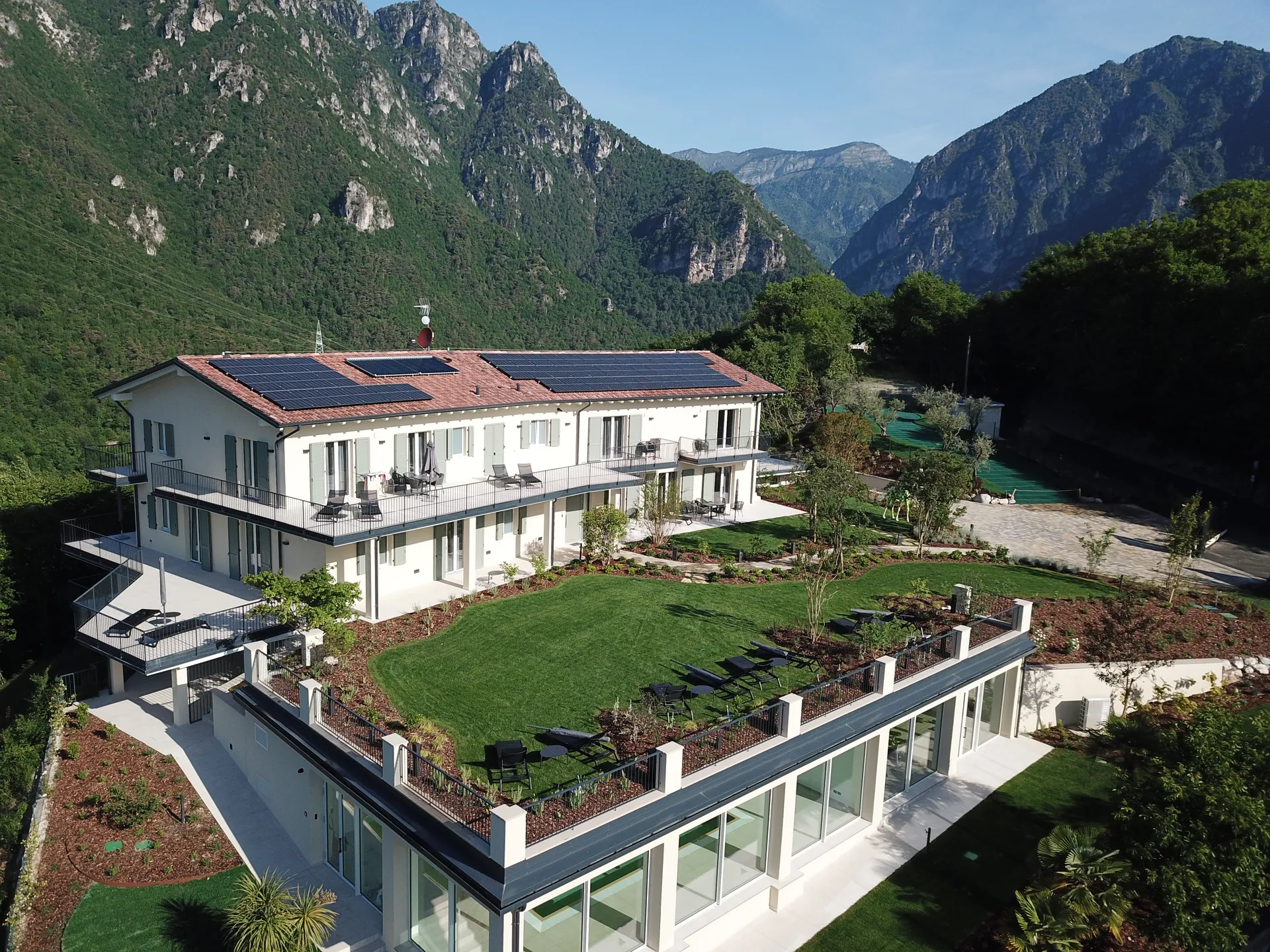 Luftaufnahme der Residence Sermerio über dem Gardasee